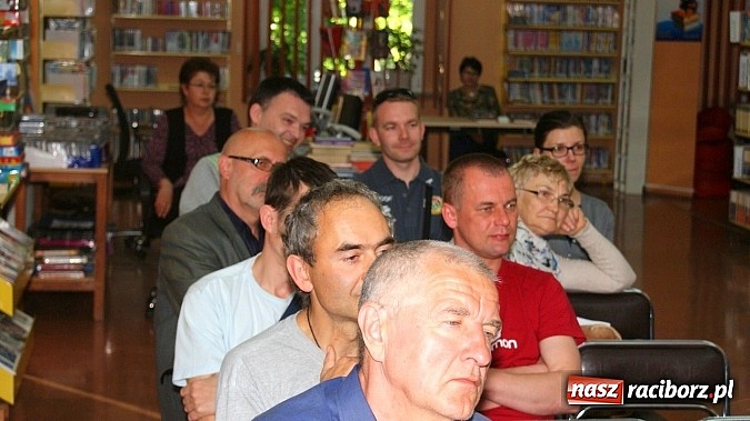 Zdjęcie w galerii na portalu naszraciborz.pl: Grzegorz Wagner gościł w raciborskiej bibliotece wiadomości z regionu