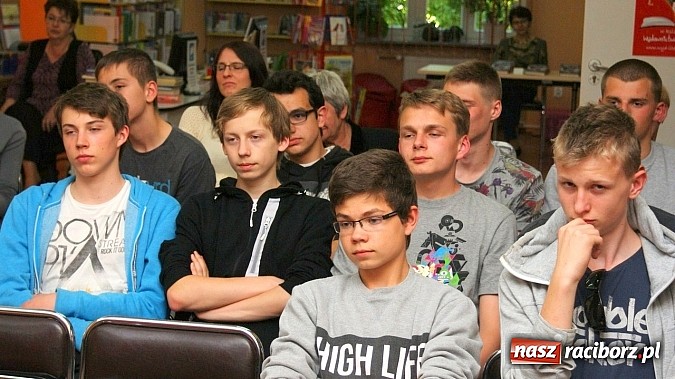 Zdjęcie w galerii na portalu naszraciborz.pl: Grzegorz Wagner gościł w raciborskiej bibliotece wiadomości z regionu