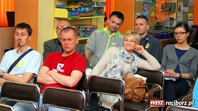 Zdjęcie w galerii na portalu naszraciborz.pl: Grzegorz Wagner gościł w raciborskiej bibliotece wiadomości z regionu