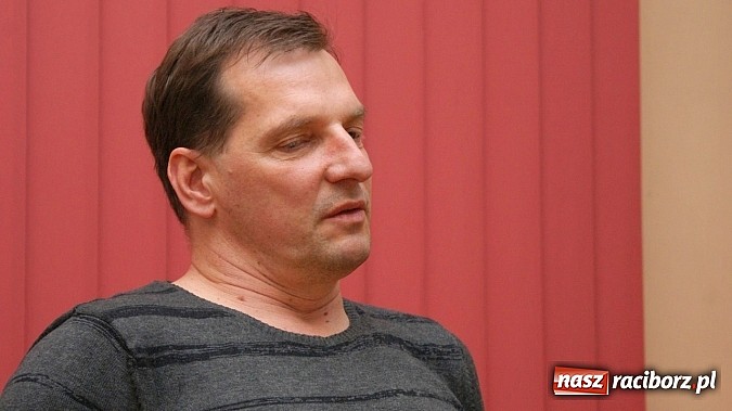 Zdjęcie w galerii na portalu naszraciborz.pl: Grzegorz Wagner gościł w raciborskiej bibliotece wiadomości z regionu