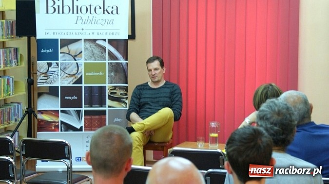 Zdjęcie w galerii na portalu naszraciborz.pl: Grzegorz Wagner gościł w raciborskiej bibliotece wiadomości z regionu