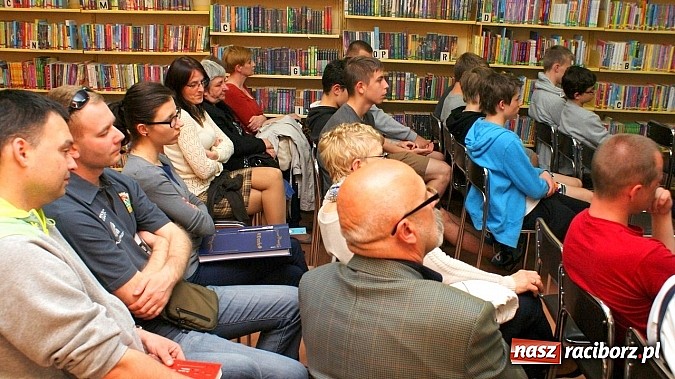 Zdjęcie w galerii na portalu naszraciborz.pl: Grzegorz Wagner gościł w raciborskiej bibliotece wiadomości z regionu