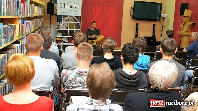 Zdjęcie w galerii na portalu naszraciborz.pl: Grzegorz Wagner gościł w raciborskiej bibliotece wiadomości z regionu
