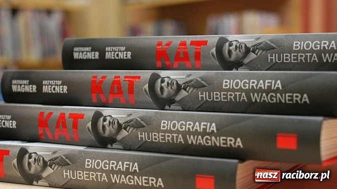 Zdjęcie w galerii na portalu naszraciborz.pl: Grzegorz Wagner gościł w raciborskiej bibliotece wiadomości z regionu