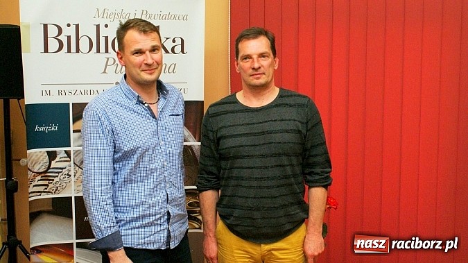 Zdjęcie w galerii na portalu naszraciborz.pl: Grzegorz Wagner gościł w raciborskiej bibliotece wiadomości z regionu