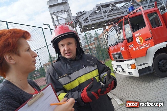 Zdjęcie w galerii na portalu naszraciborz.pl: Ewakuacja szkoły, pożar w kotłowni, uwięziony człowiek. Strażacy OSP ćwiczyli w Nędzy wiadomości z regionu