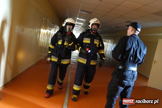 Zdjęcie w galerii na portalu naszraciborz.pl: Ewakuacja szkoły, pożar w kotłowni, uwięziony człowiek. Strażacy OSP ćwiczyli w Nędzy wiadomości z regionu