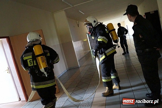 Zdjęcie w galerii na portalu naszraciborz.pl: Ewakuacja szkoły, pożar w kotłowni, uwięziony człowiek. Strażacy OSP ćwiczyli w Nędzy wiadomości z regionu