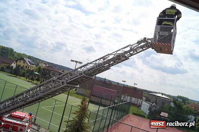 Zdjęcie w galerii na portalu naszraciborz.pl: Ewakuacja szkoły, pożar w kotłowni, uwięziony człowiek. Strażacy OSP ćwiczyli w Nędzy wiadomości z regionu