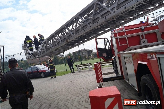 Zdjęcie w galerii na portalu naszraciborz.pl: Ewakuacja szkoły, pożar w kotłowni, uwięziony człowiek. Strażacy OSP ćwiczyli w Nędzy wiadomości z regionu