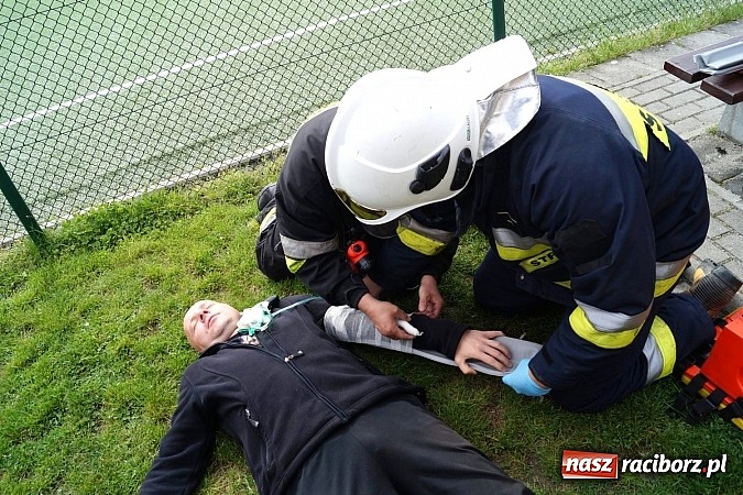 Zdjęcie w galerii na portalu naszraciborz.pl: Ewakuacja szkoły, pożar w kotłowni, uwięziony człowiek. Strażacy OSP ćwiczyli w Nędzy wiadomości z regionu
