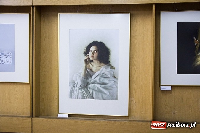 Zdjęcie w galerii na portalu naszraciborz.pl: Plastyk promuje się w Galerii Gawra wiadomości z regionu