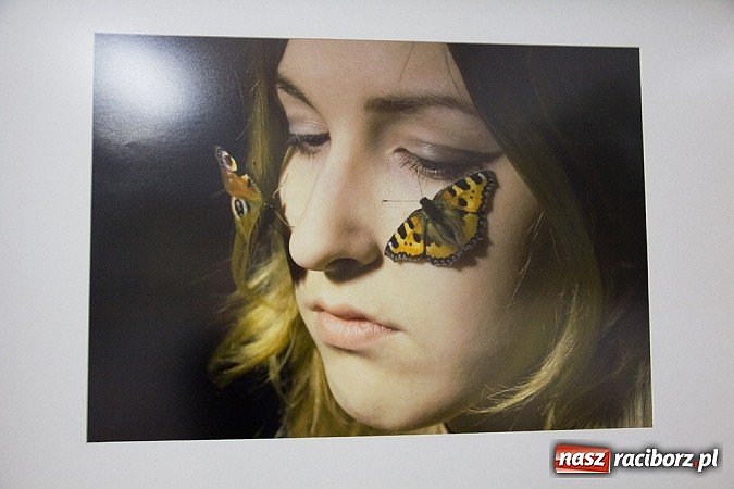 Zdjęcie w galerii na portalu naszraciborz.pl: Plastyk promuje się w Galerii Gawra wiadomości z regionu