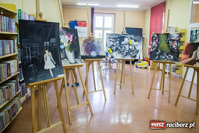 Zdjęcie w galerii na portalu naszraciborz.pl: Plastyk promuje się w Galerii Gawra wiadomości z regionu