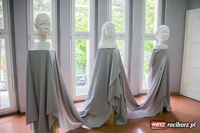 Zdjęcie w galerii na portalu naszraciborz.pl: Plastyk promuje się w Galerii Gawra wiadomości z regionu