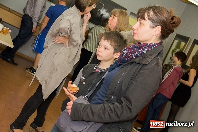 Zdjęcie w galerii na portalu naszraciborz.pl: Plastyk promuje się w Galerii Gawra wiadomości z regionu