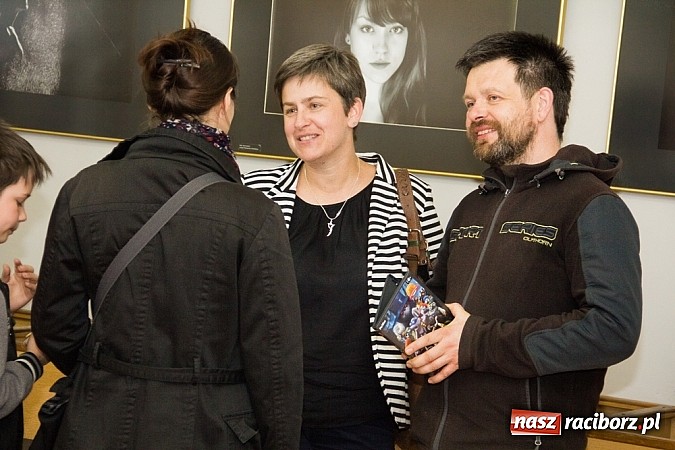 Zdjęcie w galerii na portalu naszraciborz.pl: Plastyk promuje się w Galerii Gawra wiadomości z regionu