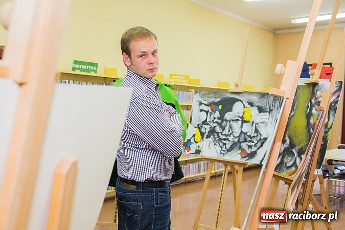 Zdjęcie w galerii na portalu naszraciborz.pl: Plastyk promuje się w Galerii Gawra wiadomości z regionu