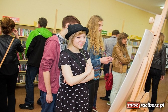 Zdjęcie w galerii na portalu naszraciborz.pl: Plastyk promuje się w Galerii Gawra wiadomości z regionu