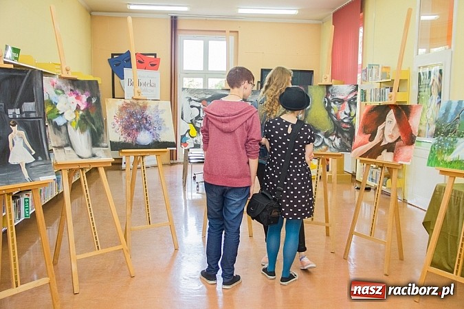 Zdjęcie w galerii na portalu naszraciborz.pl: Plastyk promuje się w Galerii Gawra wiadomości z regionu