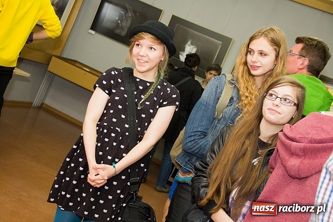 Zdjęcie w galerii na portalu naszraciborz.pl: Plastyk promuje się w Galerii Gawra wiadomości z regionu