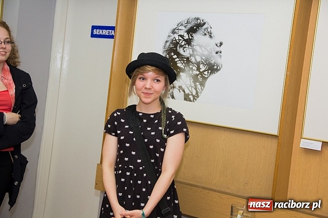 Zdjęcie w galerii na portalu naszraciborz.pl: Plastyk promuje się w Galerii Gawra wiadomości z regionu