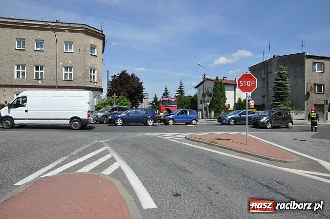 Zdjęcie w galerii na portalu naszraciborz.pl: Trzy pojazdy zderzyły się na Głubczyckiej wiadomości z regionu