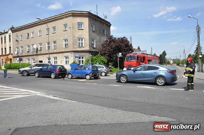 Zdjęcie w galerii na portalu naszraciborz.pl: Trzy pojazdy zderzyły się na Głubczyckiej wiadomości z regionu