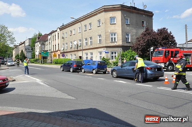 Zdjęcie w galerii na portalu naszraciborz.pl: Trzy pojazdy zderzyły się na Głubczyckiej wiadomości z regionu