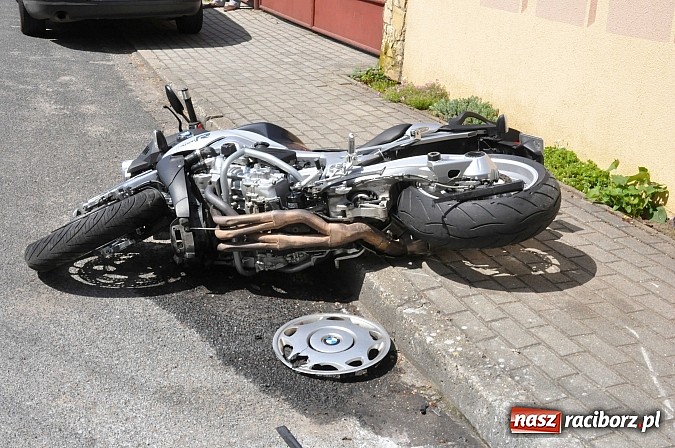 Zdjęcie w galerii na portalu naszraciborz.pl: W Samborowicach zderzyły się dwa BMW - motocykl i auto wiadomości z regionu