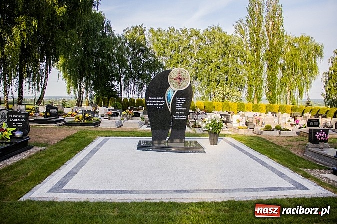 Zdjęcie w galerii na portalu naszraciborz.pl: W Sławikowie biskup poświęcił pomnik ku pamięci ofiar sprzed 125 lat wiadomości z regionu