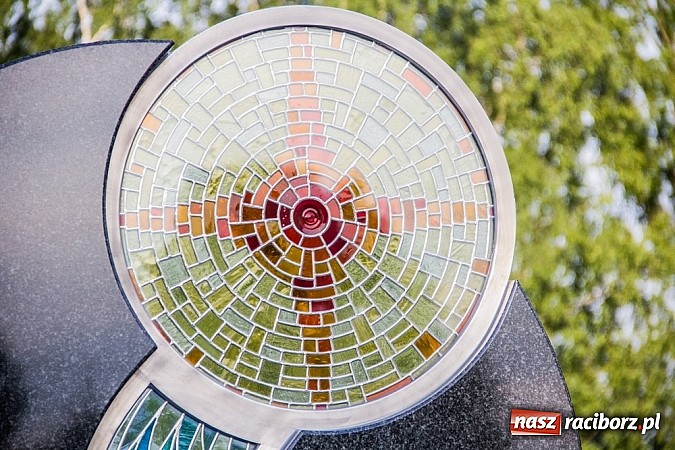 Zdjęcie w galerii na portalu naszraciborz.pl: W Sławikowie biskup poświęcił pomnik ku pamięci ofiar sprzed 125 lat wiadomości z regionu