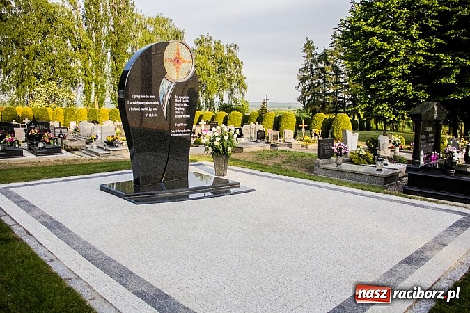Zdjęcie w galerii na portalu naszraciborz.pl: W Sławikowie biskup poświęcił pomnik ku pamięci ofiar sprzed 125 lat wiadomości z regionu