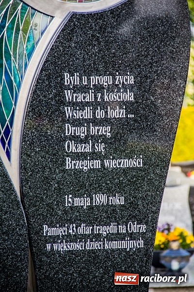 Zdjęcie w galerii na portalu naszraciborz.pl: W Sławikowie biskup poświęcił pomnik ku pamięci ofiar sprzed 125 lat wiadomości z regionu