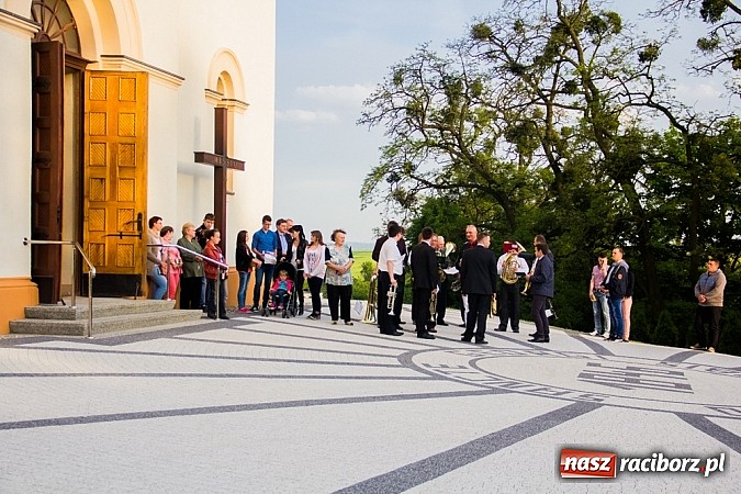 Zdjęcie w galerii na portalu naszraciborz.pl: W Sławikowie biskup poświęcił pomnik ku pamięci ofiar sprzed 125 lat wiadomości z regionu