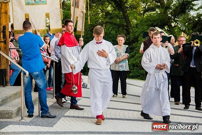 Zdjęcie w galerii na portalu naszraciborz.pl: W Sławikowie biskup poświęcił pomnik ku pamięci ofiar sprzed 125 lat wiadomości z regionu