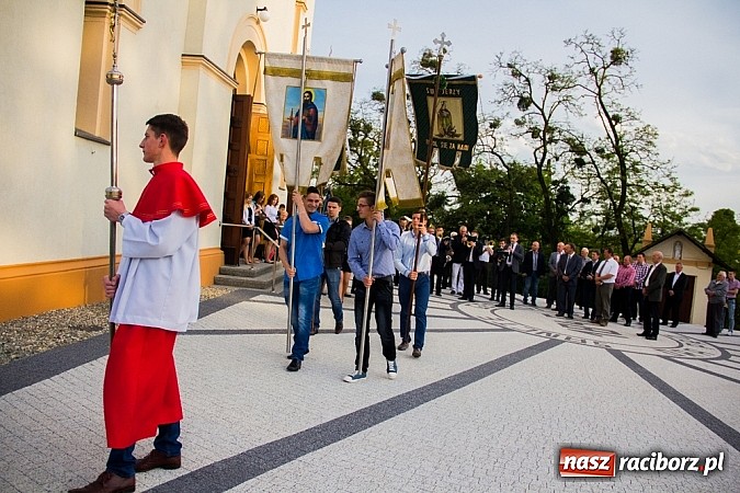 Zdjęcie w galerii na portalu naszraciborz.pl: W Sławikowie biskup poświęcił pomnik ku pamięci ofiar sprzed 125 lat wiadomości z regionu