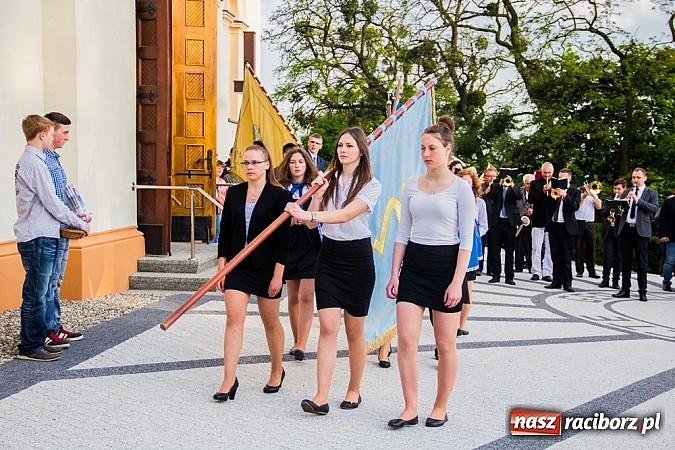 Zdjęcie w galerii na portalu naszraciborz.pl: W Sławikowie biskup poświęcił pomnik ku pamięci ofiar sprzed 125 lat wiadomości z regionu