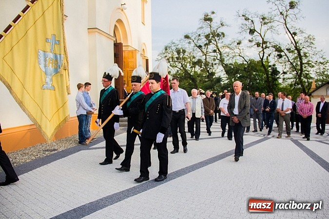 Zdjęcie w galerii na portalu naszraciborz.pl: W Sławikowie biskup poświęcił pomnik ku pamięci ofiar sprzed 125 lat wiadomości z regionu