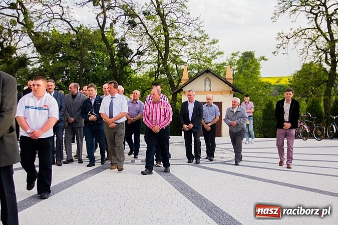Zdjęcie w galerii na portalu naszraciborz.pl: W Sławikowie biskup poświęcił pomnik ku pamięci ofiar sprzed 125 lat wiadomości z regionu