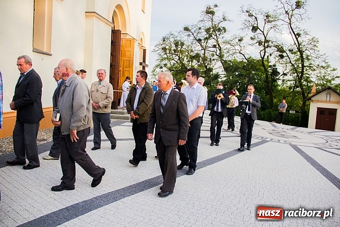Zdjęcie w galerii na portalu naszraciborz.pl: W Sławikowie biskup poświęcił pomnik ku pamięci ofiar sprzed 125 lat wiadomości z regionu