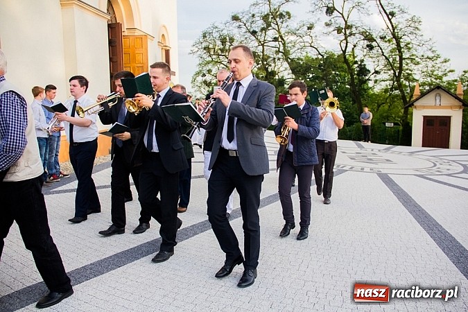 Zdjęcie w galerii na portalu naszraciborz.pl: W Sławikowie biskup poświęcił pomnik ku pamięci ofiar sprzed 125 lat wiadomości z regionu
