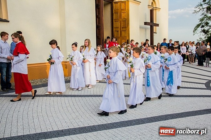 Zdjęcie w galerii na portalu naszraciborz.pl: W Sławikowie biskup poświęcił pomnik ku pamięci ofiar sprzed 125 lat wiadomości z regionu