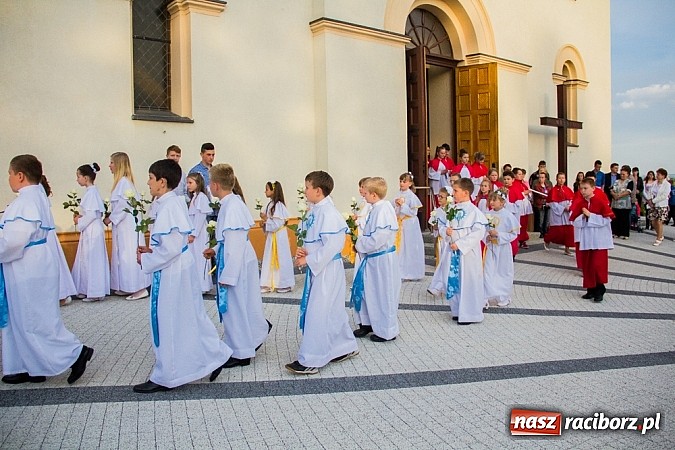 Zdjęcie w galerii na portalu naszraciborz.pl: W Sławikowie biskup poświęcił pomnik ku pamięci ofiar sprzed 125 lat wiadomości z regionu