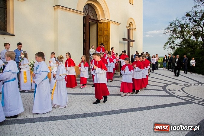 Zdjęcie w galerii na portalu naszraciborz.pl: W Sławikowie biskup poświęcił pomnik ku pamięci ofiar sprzed 125 lat wiadomości z regionu