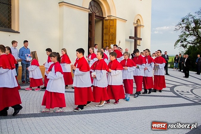 Zdjęcie w galerii na portalu naszraciborz.pl: W Sławikowie biskup poświęcił pomnik ku pamięci ofiar sprzed 125 lat wiadomości z regionu