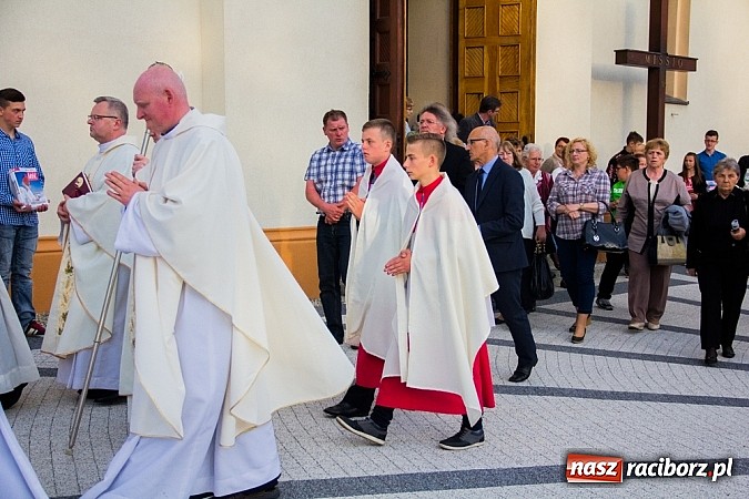 Zdjęcie w galerii na portalu naszraciborz.pl: W Sławikowie biskup poświęcił pomnik ku pamięci ofiar sprzed 125 lat wiadomości z regionu