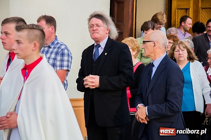 Zdjęcie w galerii na portalu naszraciborz.pl: W Sławikowie biskup poświęcił pomnik ku pamięci ofiar sprzed 125 lat wiadomości z regionu