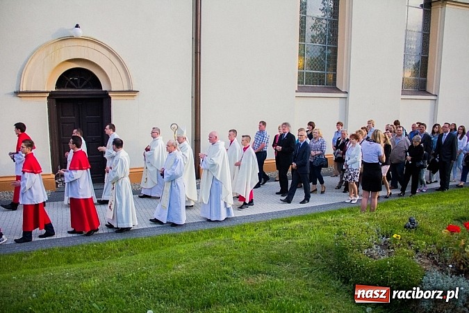 Zdjęcie w galerii na portalu naszraciborz.pl: W Sławikowie biskup poświęcił pomnik ku pamięci ofiar sprzed 125 lat wiadomości z regionu