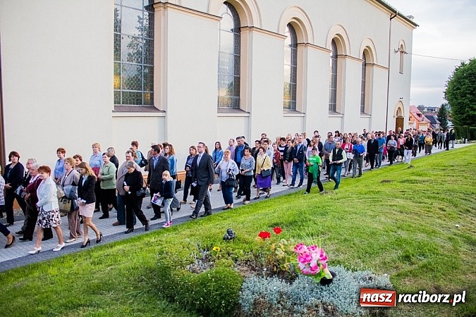 Zdjęcie w galerii na portalu naszraciborz.pl: W Sławikowie biskup poświęcił pomnik ku pamięci ofiar sprzed 125 lat wiadomości z regionu